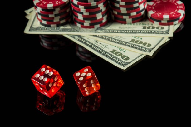 Live dealer at Dragon Tiger table in ligaonline888 studio