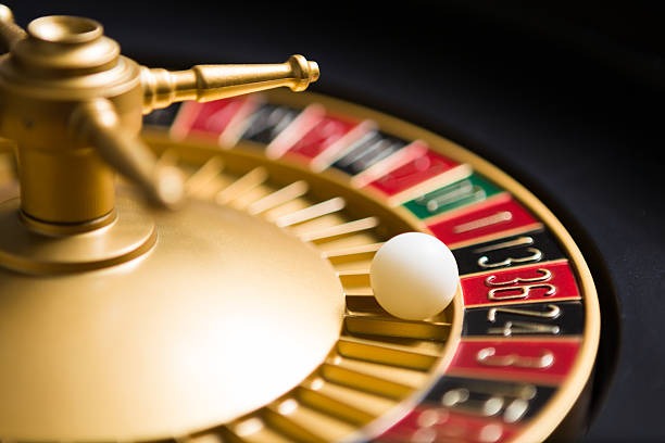Baccarat table at ligaonline888 with dealer and live chat interface